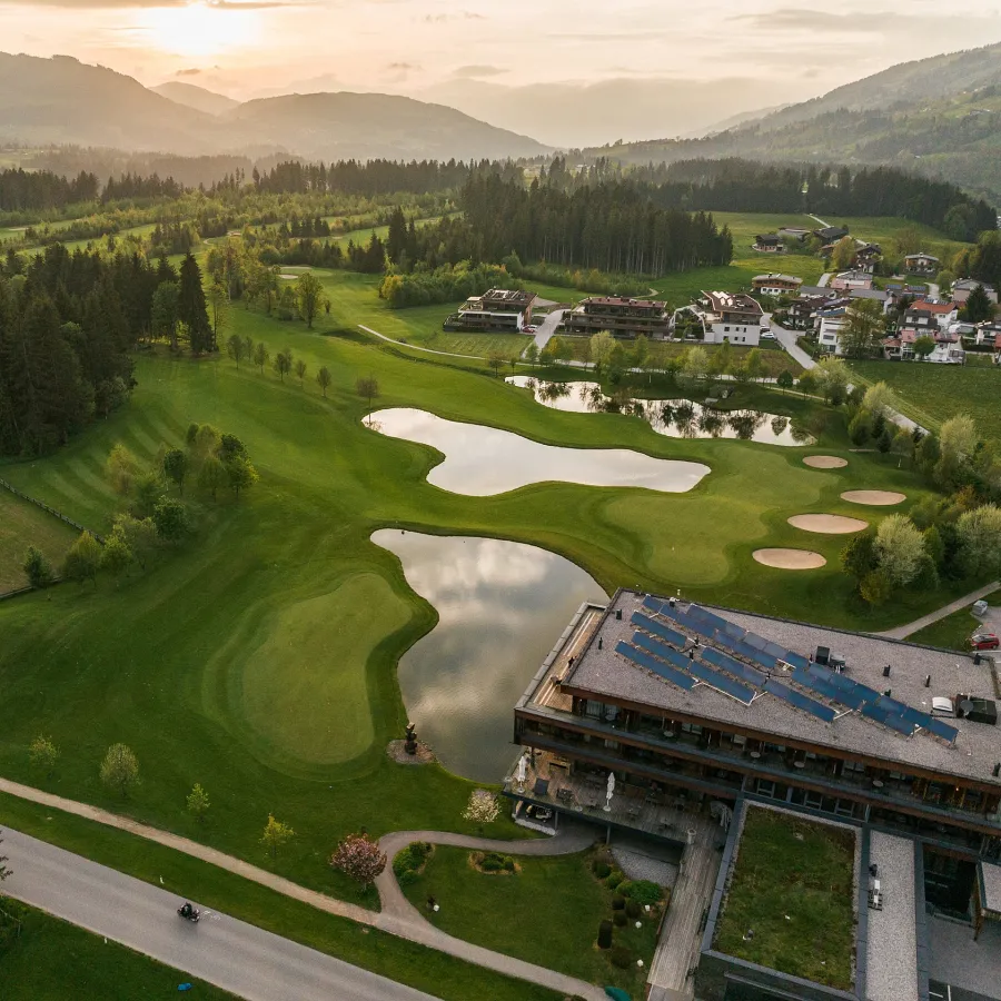 Landschaftsaufnahme eines Golfplatzes im Brixental mit Bergen im Hintergrund