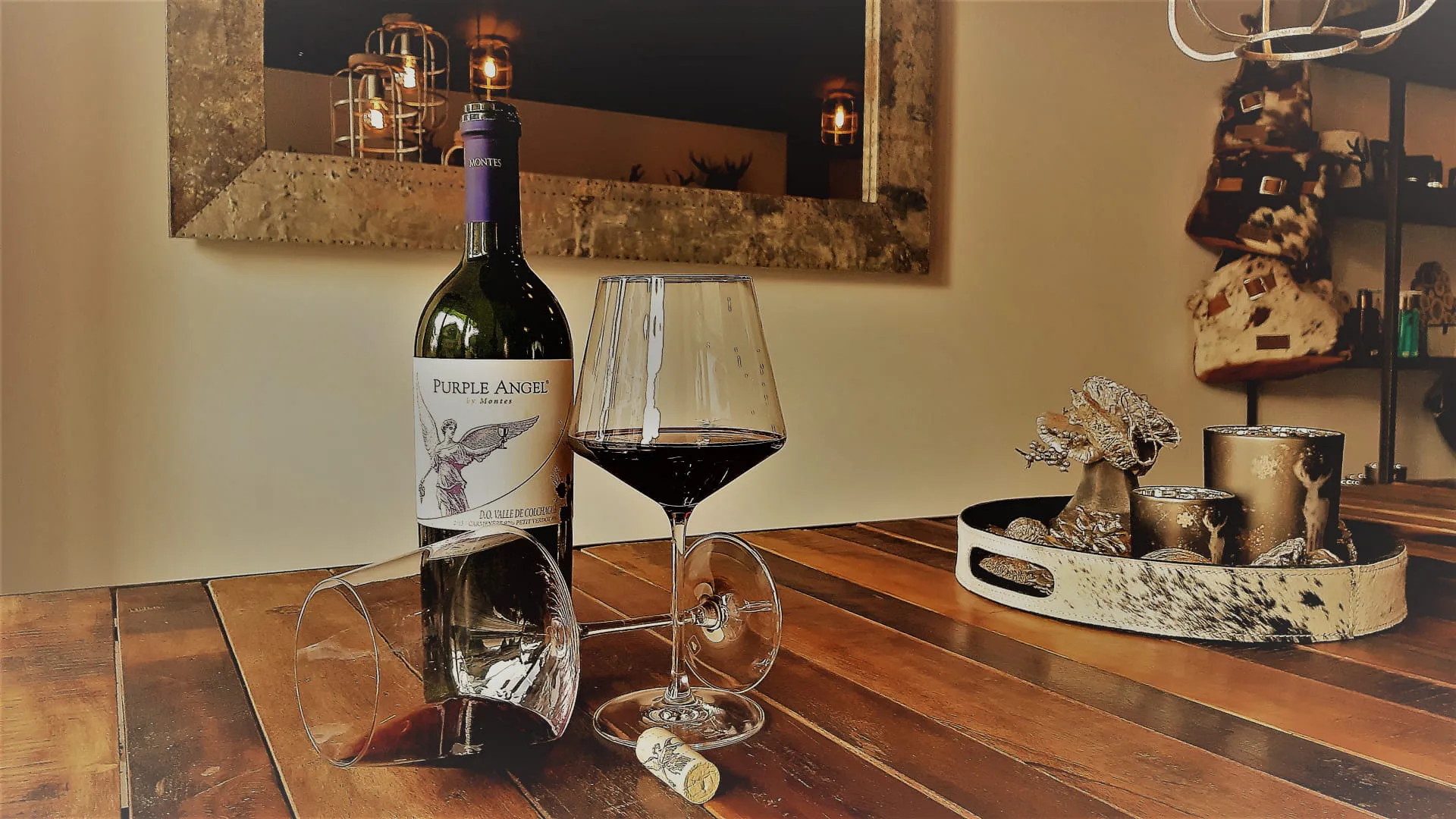 Flasche Purple Angel Wein mit einem Glas und einem Korken auf einem Holztisch