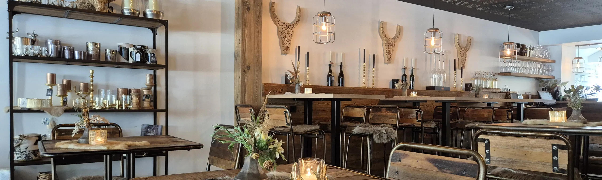 gemütliches Interieur eines Cafés mit Tischen und Regalen aus Holz